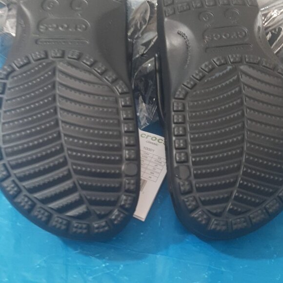 Crocs Classic Clog Unisex Slip Shoe - Ultra Light Water-Friendly Sandals - Black - Picture 8 of 9